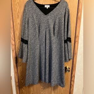 Signature by Robbie Lee Women’s 2X Gray Vneck bell sleeves lace accent flare